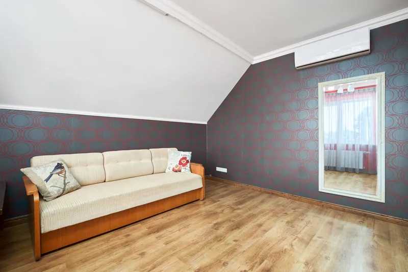 Dvīņu mājas daļa Ikšķilē, Laivinieku ielā 13