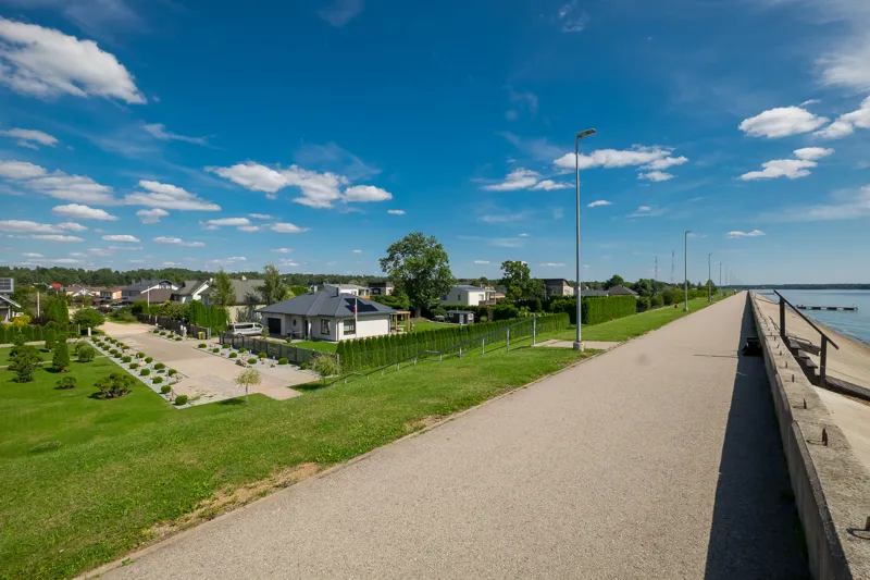Dvīņu mājas daļa Ikšķilē, Laivinieku ielā 13